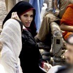 angelina Jolie avec un cap et abaya