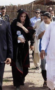 angelina Jolie en 3abaya à pakistan