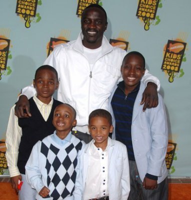 Star Akon et ses enfants en photo