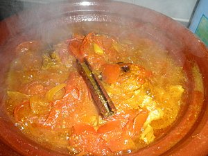 Tajine makfoul aux tomates et oignons