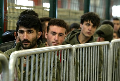Droits identiques pour les réfugiés et étrangers en France