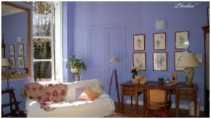 Décoration intérieure avec des lambris et des feuilles